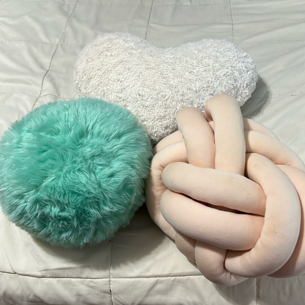 Set of 3 throw pillows